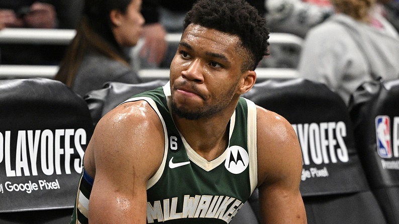 Giannis Antetokounmpo aikoo puhua sopimuksen jatkamisesta ensi vuonna